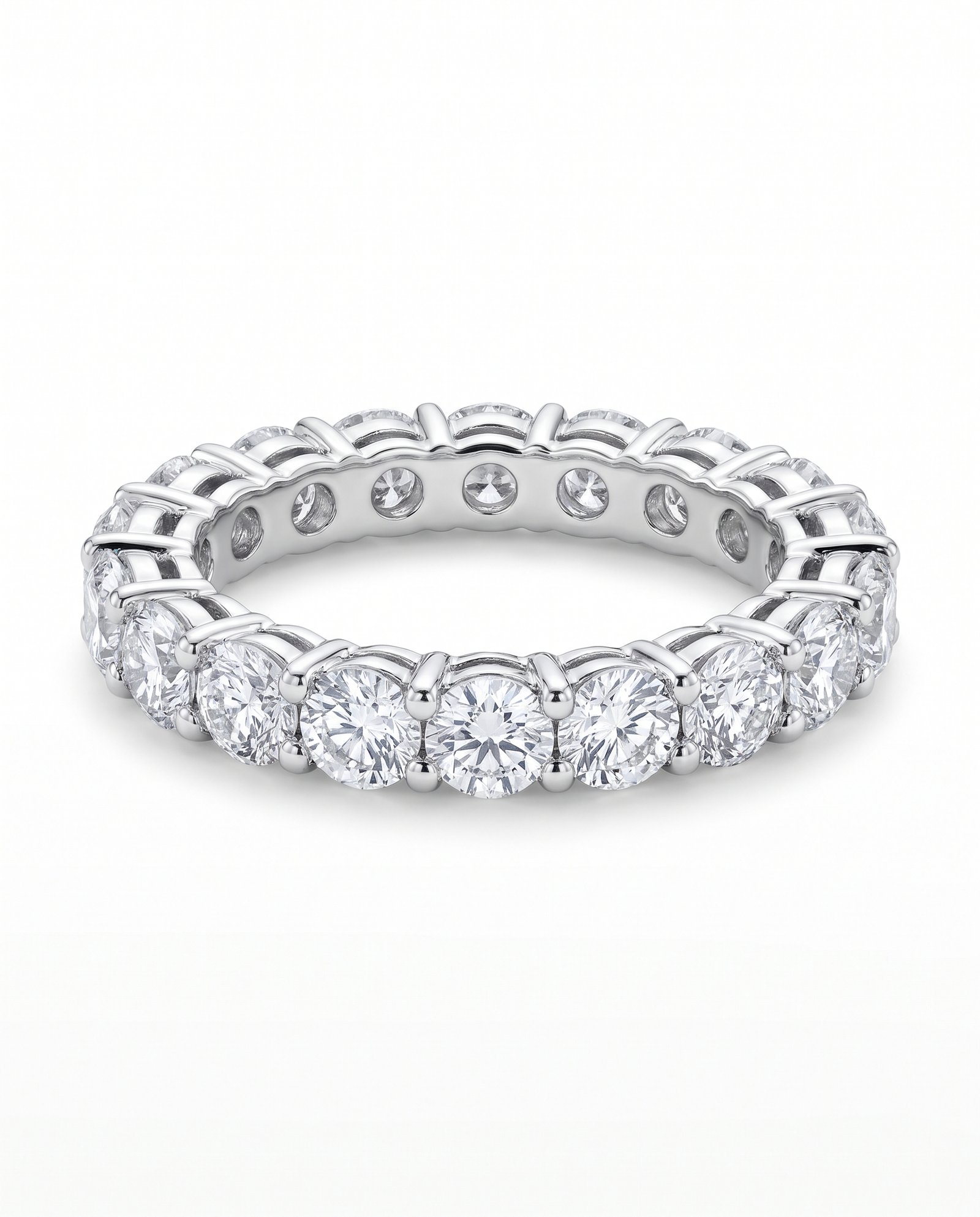 Farbloser Eternity Ring mit runden Steinen in Weißgold